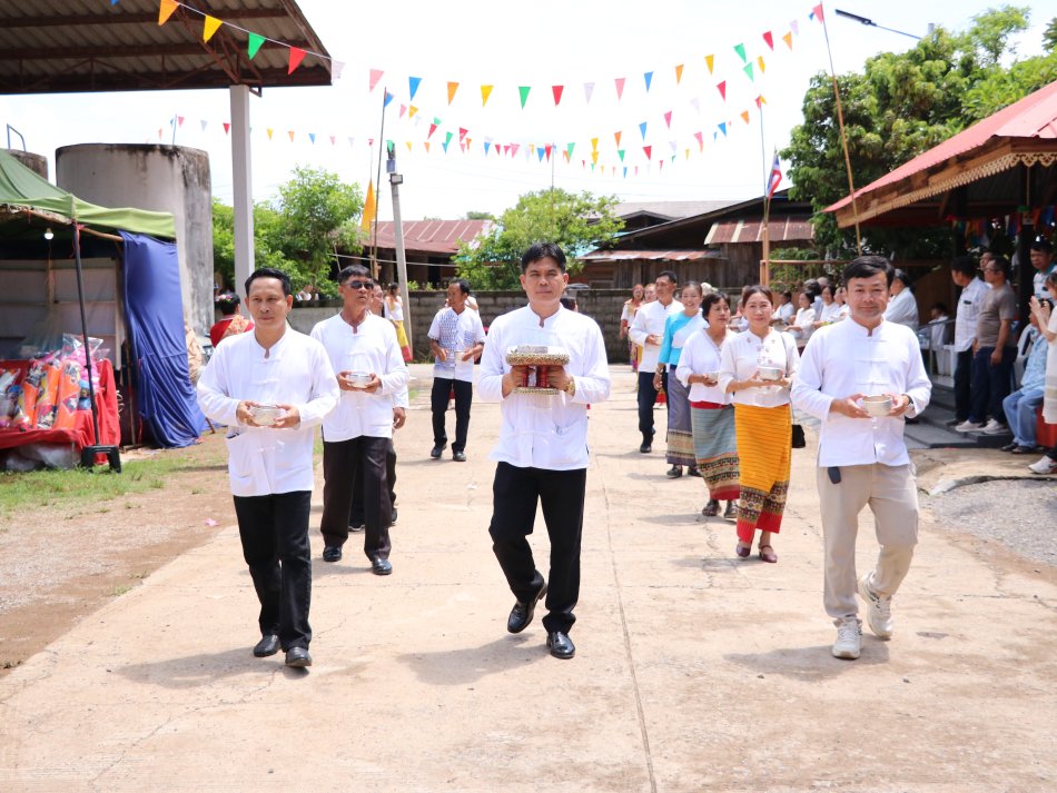 ประเพณีสรงน้ำพระเจ้าแสนทอง ”ปีใหม่สบปุง”  ตรงกับวันขึ้น 15 ค่ำ เดือน 8 เหนือ ตรงกับวันวิสาขบูชา หรือ ชาวเหนือเรียกว่า 8 เป็ง ประเพณีท้องถิ่นของ ชาวตำบลเวียงต้า 